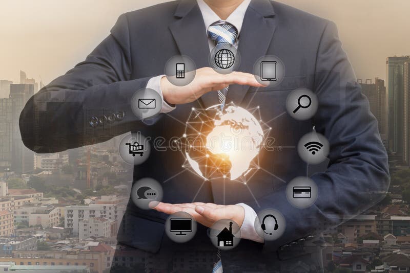 El hombre de negocios está empujando en conce del elemento de la tecnología de la pantalla táctil foto de archivo libre de regalías El hombre de negocios está empujando en conce del elemento de la tecnología de la pantalla táctil foto de archivo libre de regalías