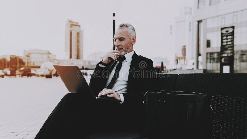 El hombre de negocios está utilizando un ordenador portátil fotos de archivo libres de regalías El hombre de negocios está utilizando un ordenador portátil fotos de archivo libres de regalías