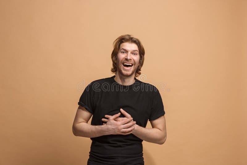 El hombre de negocios feliz que se opone y que sonríe contra fondo en colores pastel fotos de archivo El hombre de negocios feliz que se opone y que sonríe contra fondo en colores pastel fotos de archivo