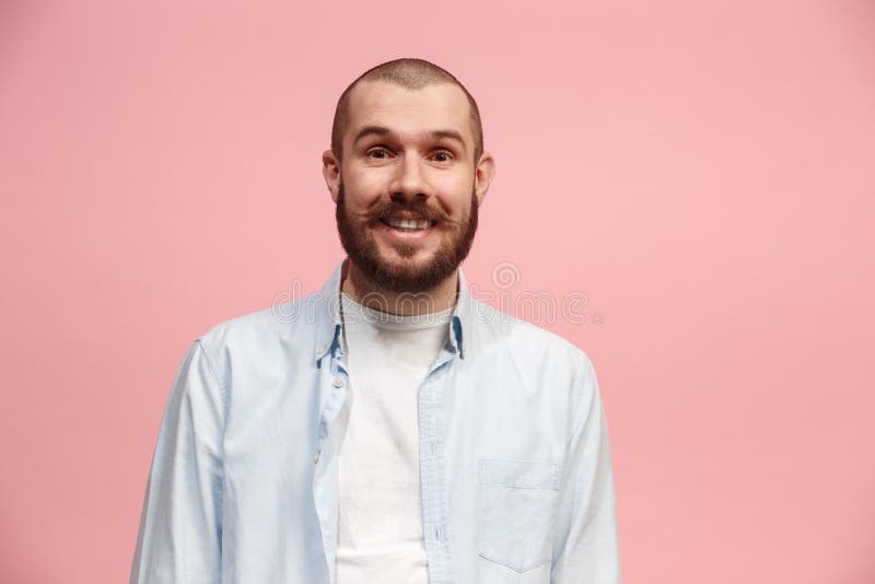 El hombre de negocios feliz que se opone y que sonríe contra fondo rosado fotografía de archivo El hombre de negocios feliz que se opone y que sonríe contra fondo rosado fotografía de archivo