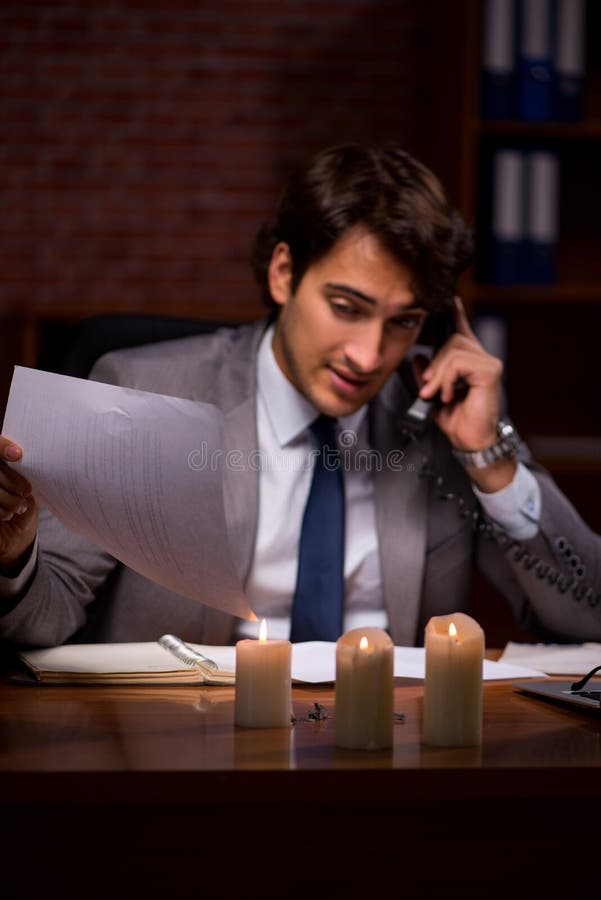 El hombre de negocios que quema las pruebas tarde en oficina