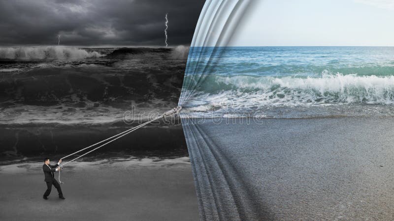 El hombre de negocios que tiraba de la cortina abierta del mar tranquilo cubrió a Oc tempestuoso oscuro imagen de archivo