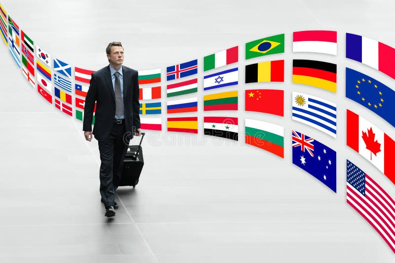 El hombre de negocios que viaja con las banderas internacionales de la carretilla dispara concepto