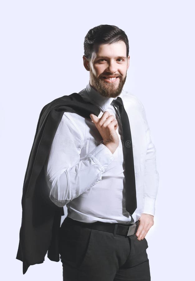 El hombre de negocios sonriente que sostiene una chaqueta sobre su hombro y endereza el lazo imagenes de archivo El hombre de negocios sonriente que sostiene una chaqueta sobre su hombro y endereza el lazo imagenes de archivo