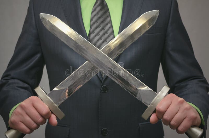 El hombre de negocios sostiene a disposición un arma cruzada de la espada del juguete Concepto del agente de seguridad fotografía de archivo libre de regalías El hombre de negocios sostiene a disposición un arma cruzada de la espada del juguete Concepto del agente de seguridad fotografía de archivo libre de regalías