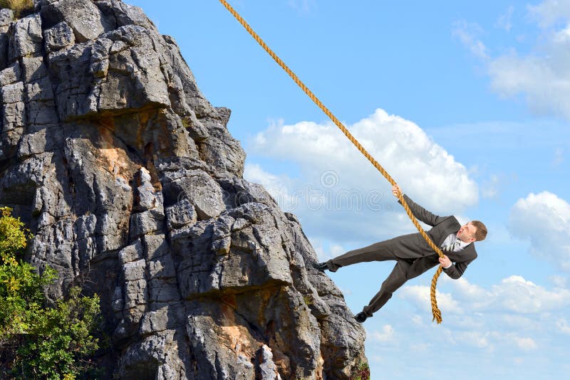 El hombre de negocios sube la montaña imagenes de archivo El hombre de negocios sube la montaña imagenes de archivo