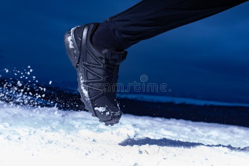 El hombre del atleta está corriendo durante exterior del entrenamiento del invierno en tiempo frío de la nieve imágenes de archivo libres de regalías El hombre del atleta está corriendo durante exterior del entrenamiento del invierno en tiempo frío de la nieve imágenes de archivo libres de regalías