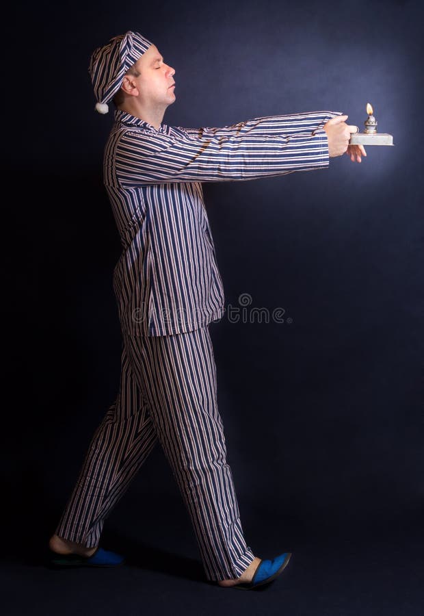 Niño en pijama y calcetines de punto en cómoda silla colgante contra la  chimenea en acogedora casita de madera pequeña cabaña. La vida en el campo  Fotografía de stock - Alamy