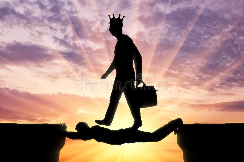 El hombre ego?sta con una corona en su cabeza est? caminando sobre un hombre bajo la forma de puente sobre un abismo