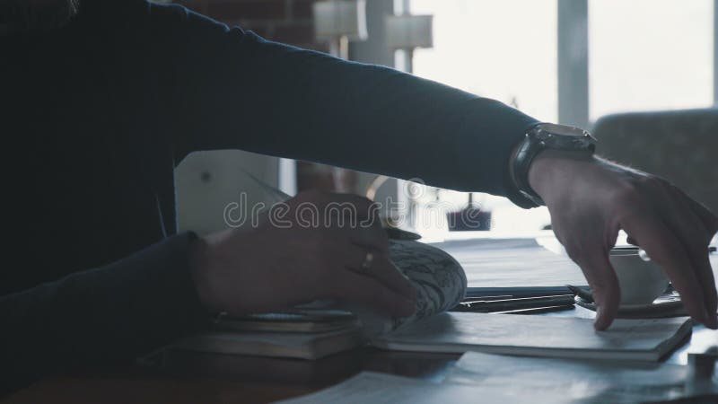 El hombre elegante trabaja en su oficina brillante Espacio de funcionamiento: el diseñador metrajes