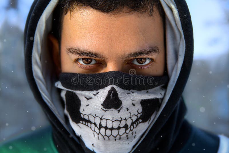 El hombre en la máscara con el cráneo imagenes de archivo El hombre en la máscara con el cráneo imagenes de archivo