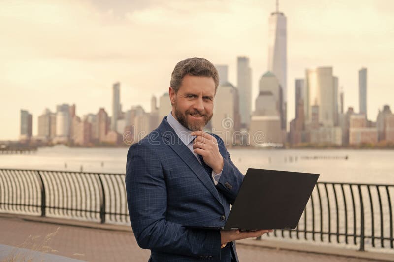 El hombre envía correo electrónico de negocios y navega en un navegador web. Autónomo empresario en Nueva York. Empresario que tra fotografía de archivo libre de regalías