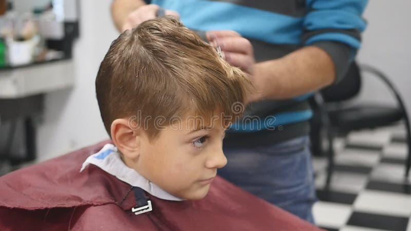 El Hombre Es Permanente Y De Fabricación Del Corte De Pelo Para El Pequeño  Muchacho Metrajes - Vídeo de modelo, emociones: 84955296