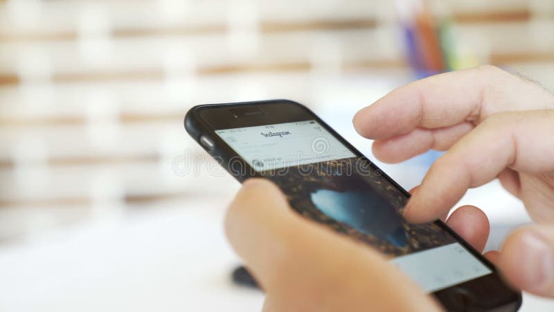 El hombre está mirando Instagram en el iPhone 7