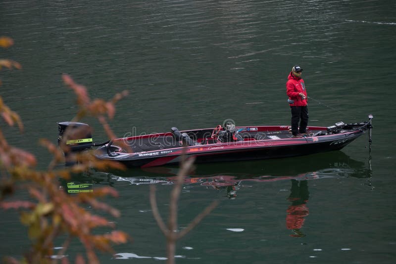 El hombre está pescando en el barco rojo del pequeño motor en el lago Kawaguchiko imágenes de archivo libres de regalías