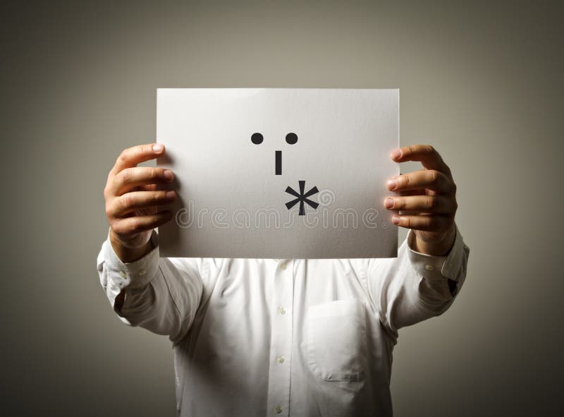 El hombre está sosteniendo el Libro Blanco con sonrisa Concepto del beso foto de archivo El hombre está sosteniendo el Libro Blanco con sonrisa Concepto del beso foto de archivo