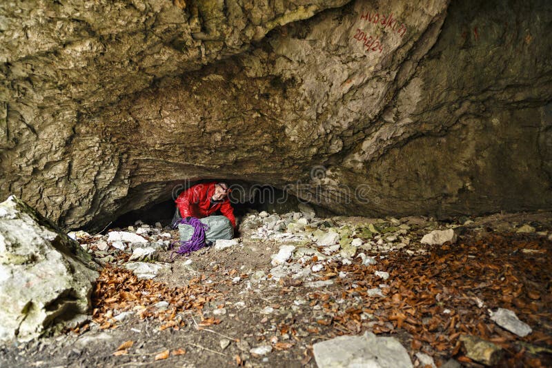 El Hombre Explora Una Cueva Imagen de archivo Imagen de recorrido