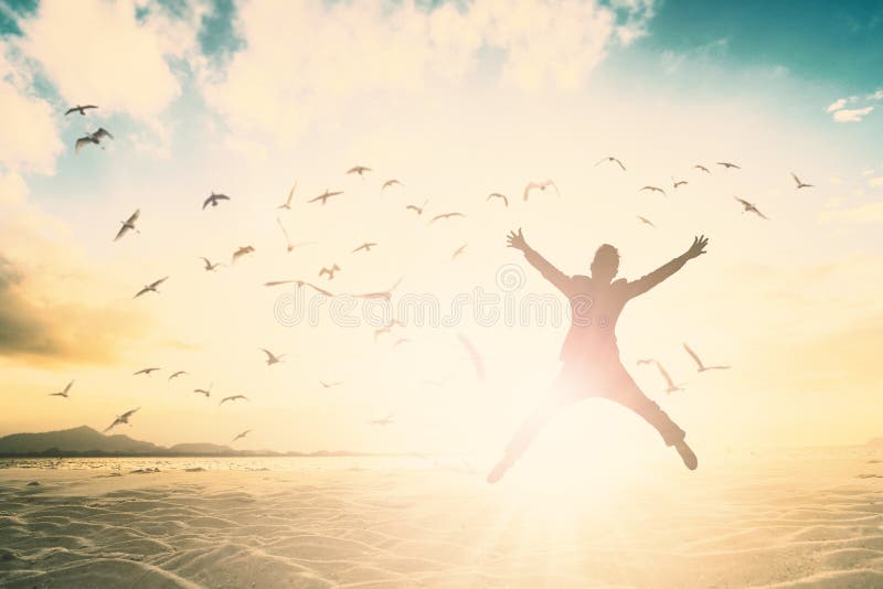 El hombre feliz salta en el concepto hermoso del fondo para relaja forma de vida fotografía de archivo libre de regalías El hombre feliz salta en el concepto hermoso del fondo para relaja forma de vida fotografía de archivo libre de regalías