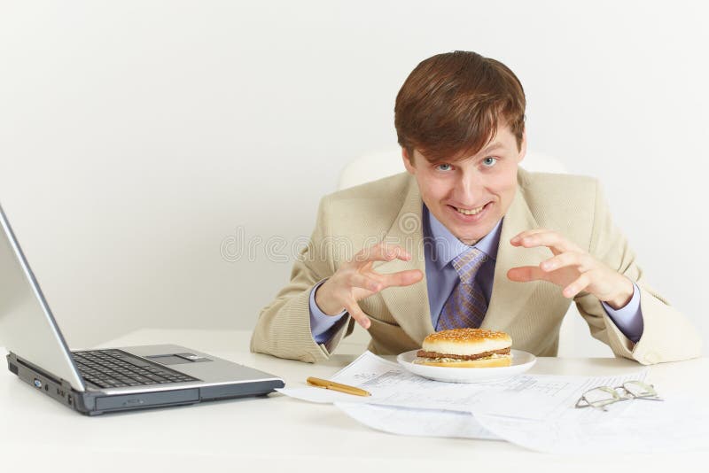 El hombre hambriento joven va a comer un emparedado foto de archivo El hombre hambriento joven va a comer un emparedado foto de archivo