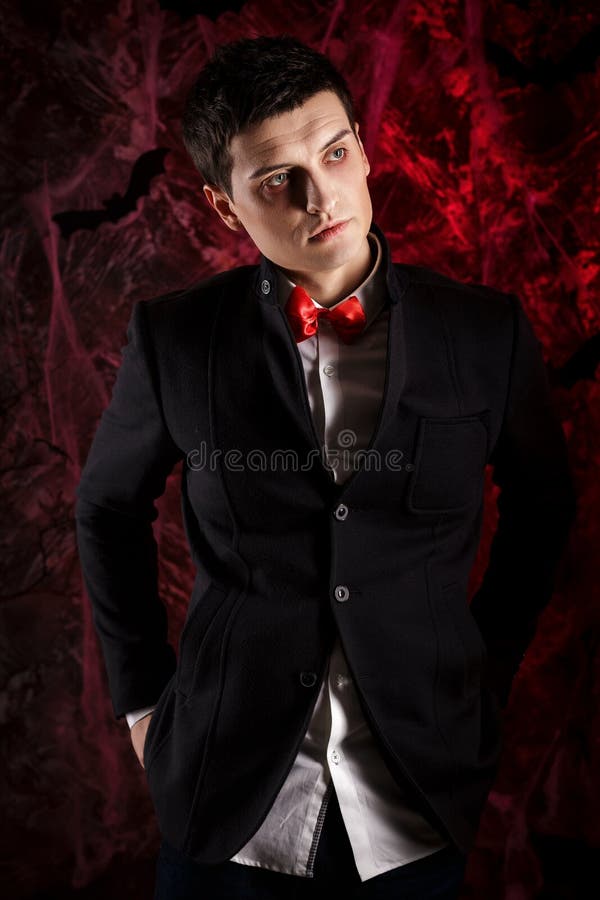 El Hombre Hermoso Se Vistió En Un Traje De Drácula Para Halloween Imagen de archivo - Imagen de adulto, maquillaje: 101617227 El Hombre Hermoso Se Vistió En Un Traje De Drácula Para Halloween Imagen de archivo - Imagen de adulto, maquillaje: 101617227