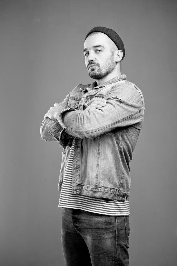 El hombre hermoso serio en la ropa de moda que guardaba sus brazos cruzó fotografía de archivo libre de regalías El hombre hermoso serio en la ropa de moda que guardaba sus brazos cruzó fotografía de archivo libre de regalías