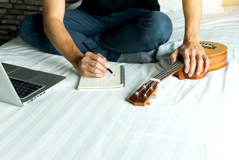 el hombre joven escribe una canción o una música fotografía de archivo el hombre joven escribe una canción o una música fotografía de archivo