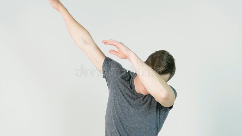 El hombre joven hace un lenguado o lo dobla movimiento de la danza del ` s en el fondo blanco imágenes de archivo libres de regalías El hombre joven hace un lenguado o lo dobla movimiento de la danza del ` s en el fondo blanco imágenes de archivo libres de regalías