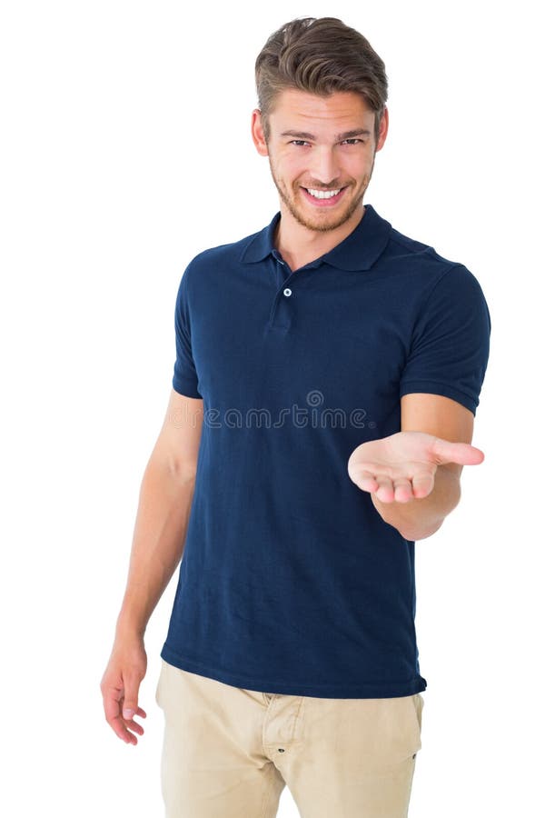 El hombre joven hermoso que sostiene el suyo distribuye imagenes de archivo El hombre joven hermoso que sostiene el suyo distribuye imagenes de archivo