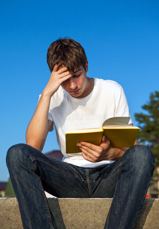 El hombre joven leyó un libro imagenes de archivo El hombre joven leyó un libro imagenes de archivo