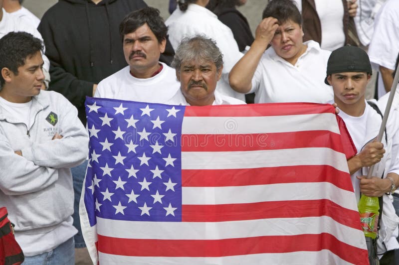 El hombre latinoamericano sostiene el indicador de los E.E.U.U. fotos de archivo libres de regalías El hombre latinoamericano sostiene el indicador de los E.E.U.U. fotos de archivo libres de regalías