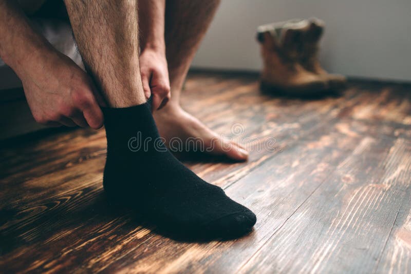 Hombre con calcetines negros