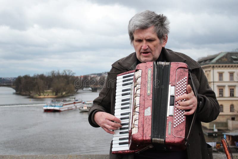 El hombre mayor juega el acordeón, Praga, República Checa foto de archivo El hombre mayor juega el acordeón, Praga, República Checa foto de archivo