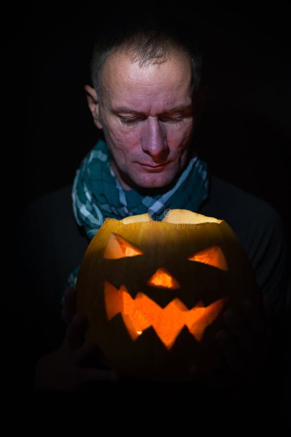 Linterna Del Vintage Con La Vela Ardiente En El Fondo De Plata Imagen