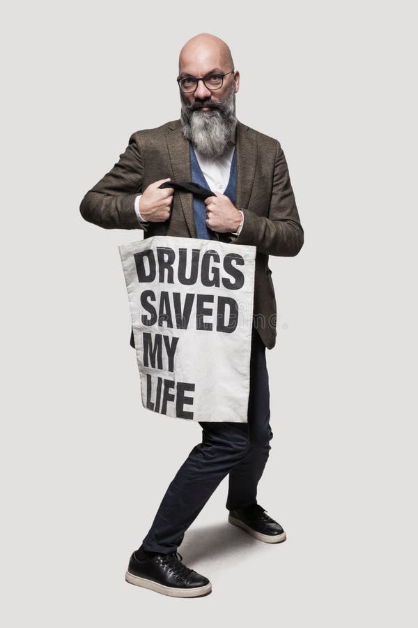 El hombre muestra un cartel, retrato imagen de archivo El hombre muestra un cartel, retrato imagen de archivo