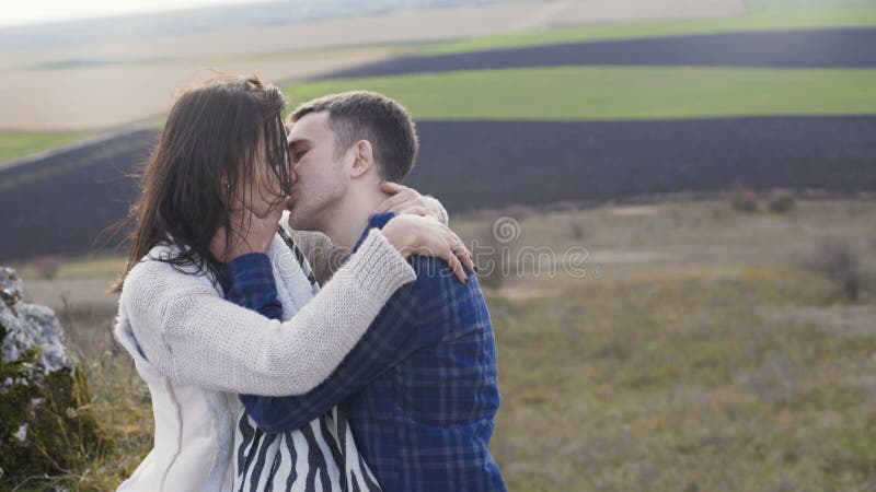 El hombre precioso abraza y besa a su mujer en la naturaleza 4K