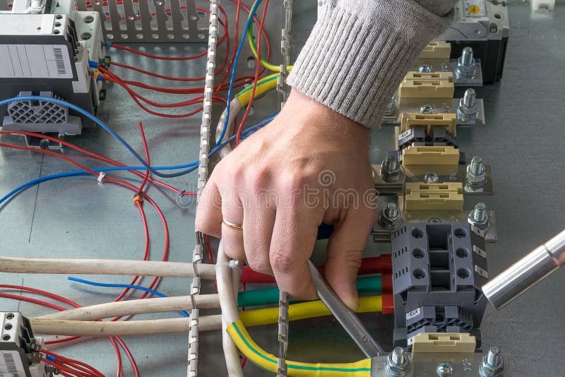 El hombre recoge el gabinete eléctrico foto de archivo libre de regalías El hombre recoge el gabinete eléctrico foto de archivo libre de regalías