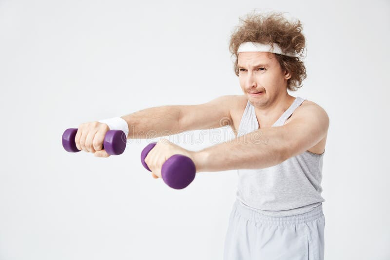 El hombre retro débil en deportes pasados de moda lleva el entrenamiento difícilmente fotografía de archivo libre de regalías El hombre retro débil en deportes pasados de moda lleva el entrenamiento difícilmente fotografía de archivo libre de regalías
