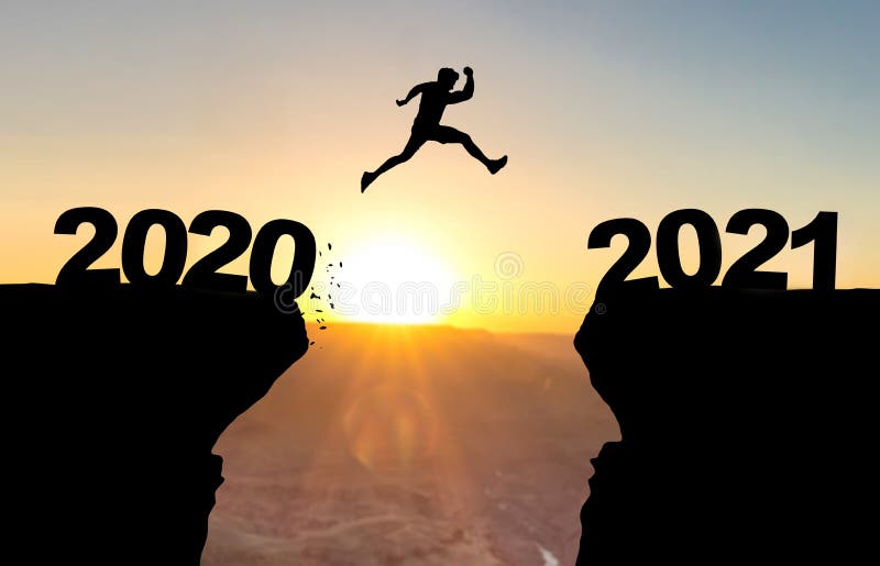 El hombre salta sobre el abismo frente a la puesta de sol con las inscripciones 2020 y 2021