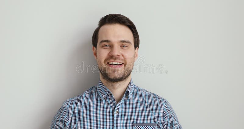 El hombre se quita la protección máscara sonrisa respiración profundamente se siente feliz