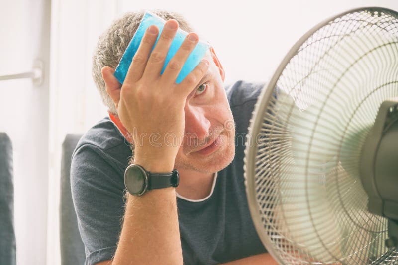 El hombre sufre de calor en casa