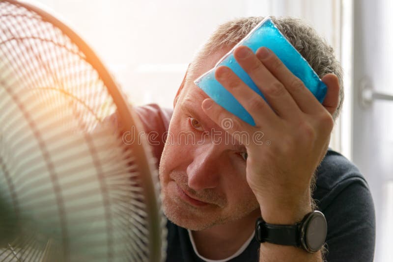 El hombre sufre de calor en casa