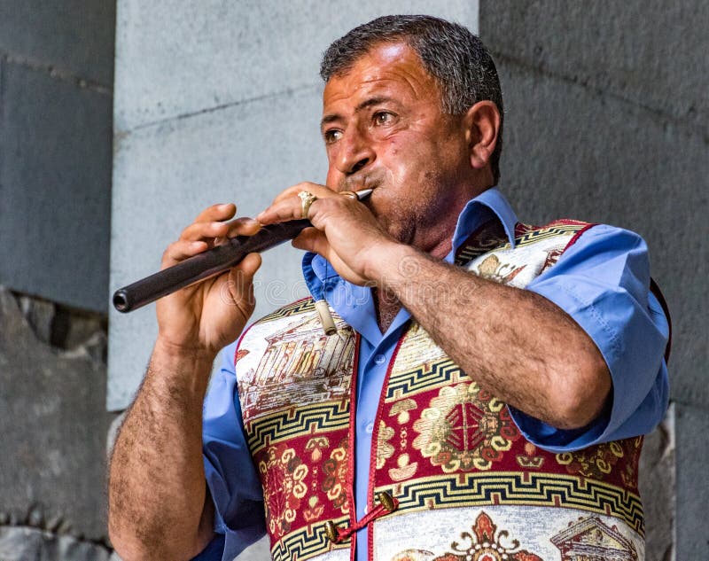 El hombre toca el instrumento tradicional del duduk imagen de archivo libre de regalías El hombre toca el instrumento tradicional del duduk imagen de archivo libre de regalías