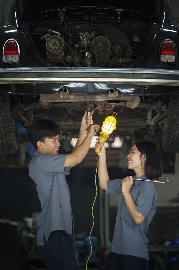 El hombre y la mujer están reparando un coche quebrado imágenes de archivo libres de regalías El hombre y la mujer están reparando un coche quebrado imágenes de archivo libres de regalías