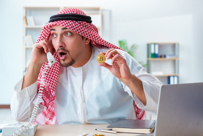 El hombre árabe con el bitcoin en concepto de la explotación minera del cryptocurrency imagen de archivo libre de regalías