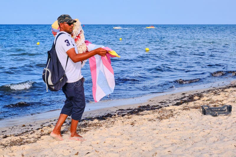 El Hombre rabe Vende Cosas a Los Turistas. El Vendedor De Ropa En
