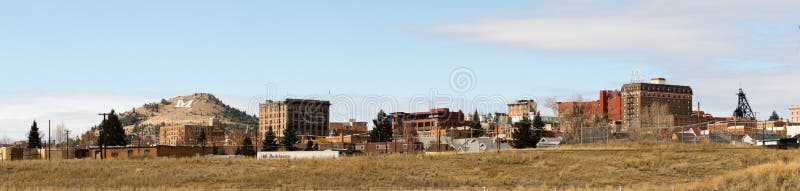 El horizonte céntrico de la ciudad contiene la mota Montana los E.E.U.U. de Walkerville