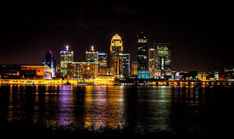 El horizonte de Louisville Kentucky en la noche tiró de la frontera de Indiana foto de archivo El horizonte de Louisville Kentucky en la noche tiró de la frontera de Indiana foto de archivo