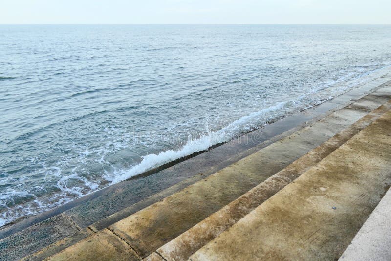 El hormigón caminado fue construido para proteger la erosión costera por la mar-onda del strang en Pranburi, Tailandia 2 de enero fotos de archivo El hormigón caminado fue construido para proteger la erosión costera por la mar-onda del strang en Pranburi, Tailandia 2 de enero fotos de archivo