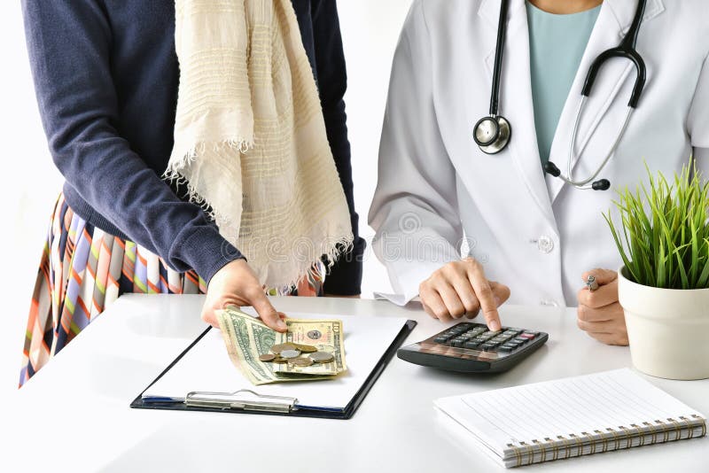 El hospital y el costo médico, el paciente del doctor y de la mujer calculan en cargas de la tarifa del tratamiento de la enferme