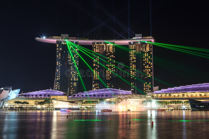 El hotel de Marina Bay Sands en la noche con la luz y el laser muestran en Singapur fotografía de archivo libre de regalías El hotel de Marina Bay Sands en la noche con la luz y el laser muestran en Singapur fotografía de archivo libre de regalías